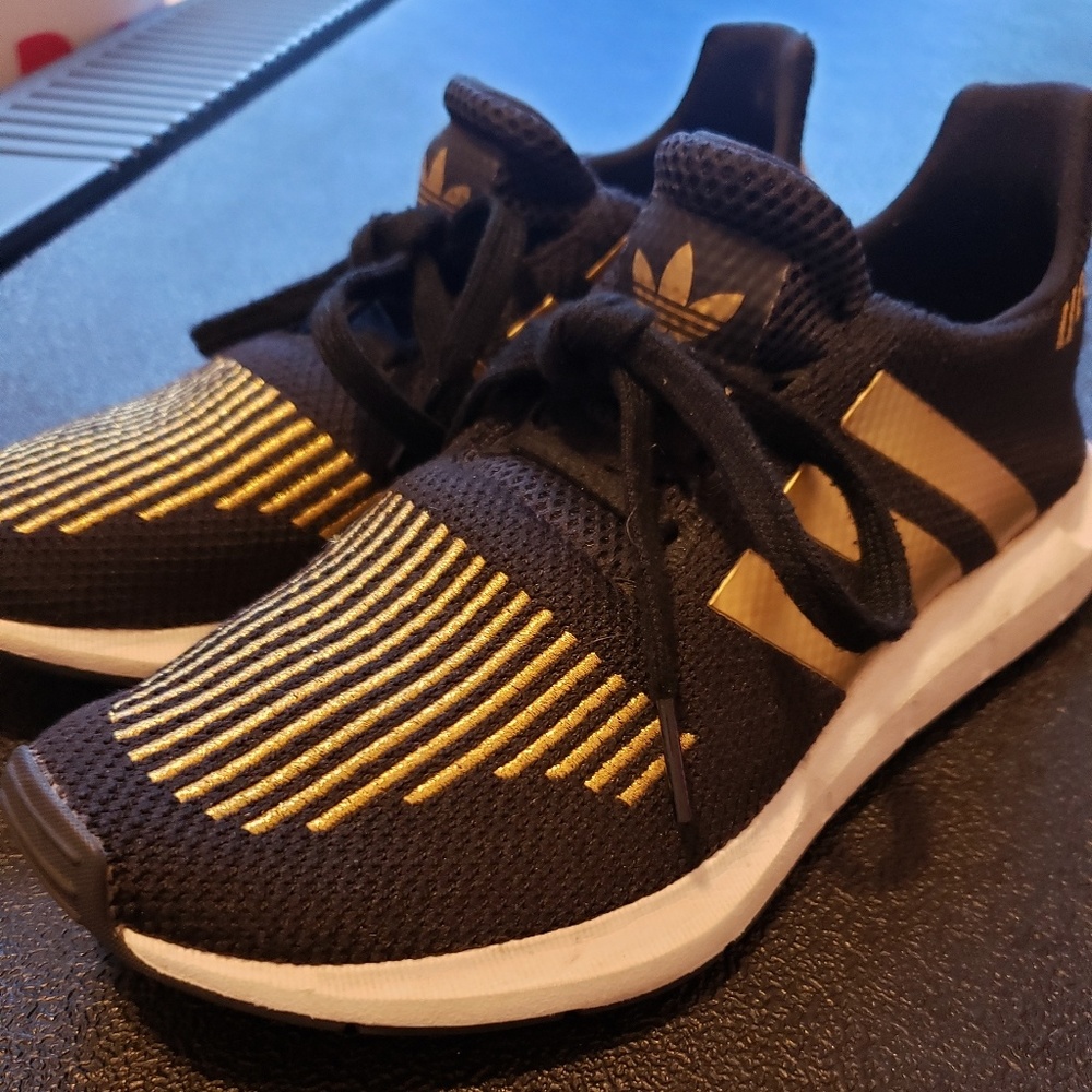 Adidas size 6 Womens Running Shoe